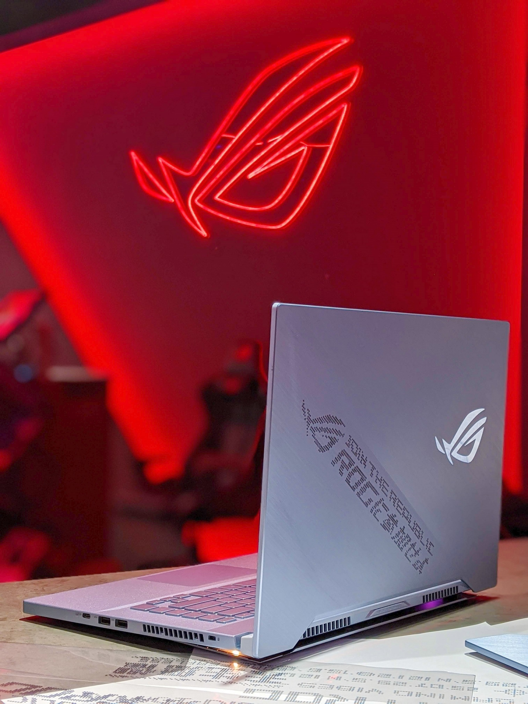 華碩宣布電競筆電蟬聯16 季台灣市佔第一於三創體驗店推出rog 潮限定客製噴印服務 巴哈姆特