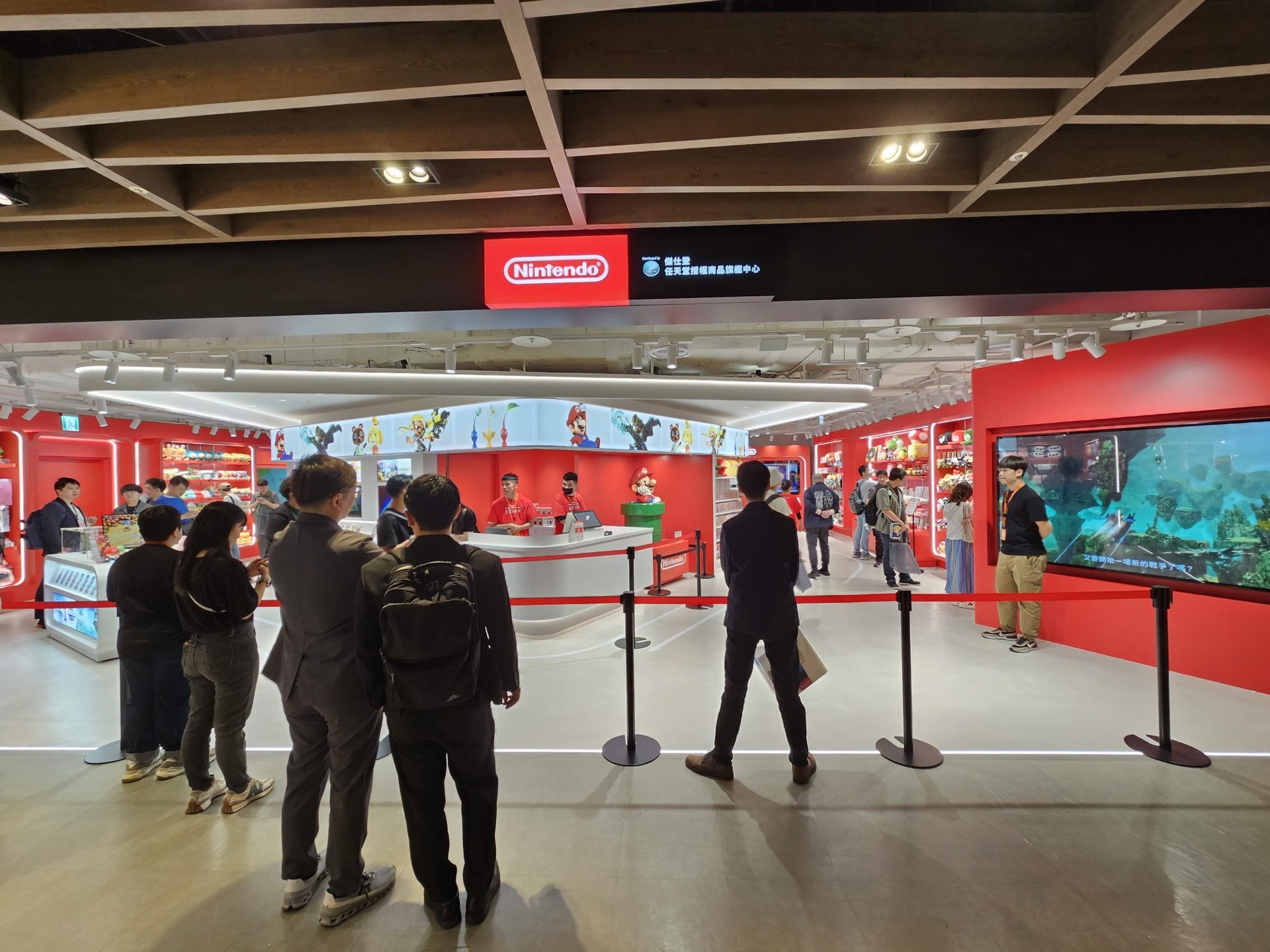 傑仕登任天堂授權商品旗艦中心就位在寶可夢中心台北隔壁,好鄰居還特地送上花籃祝賀 image