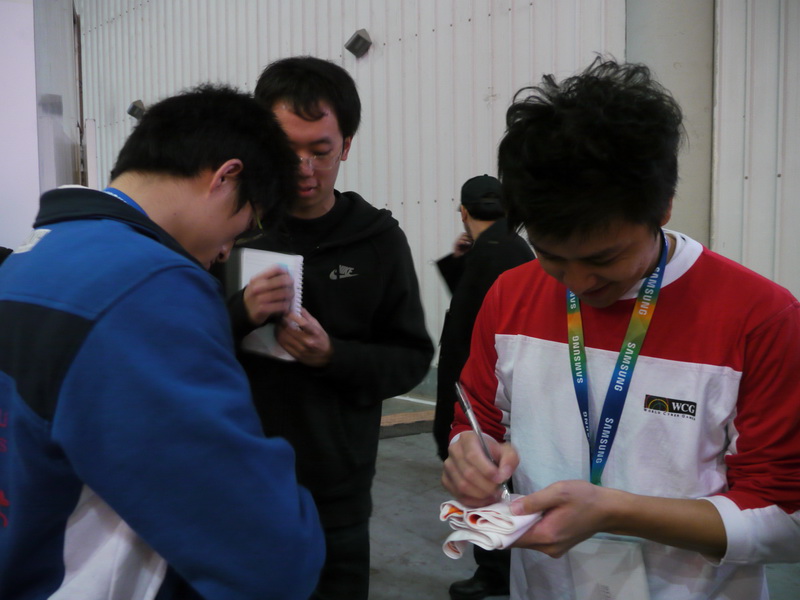 賽後玩家向劉祐辰索取簽名