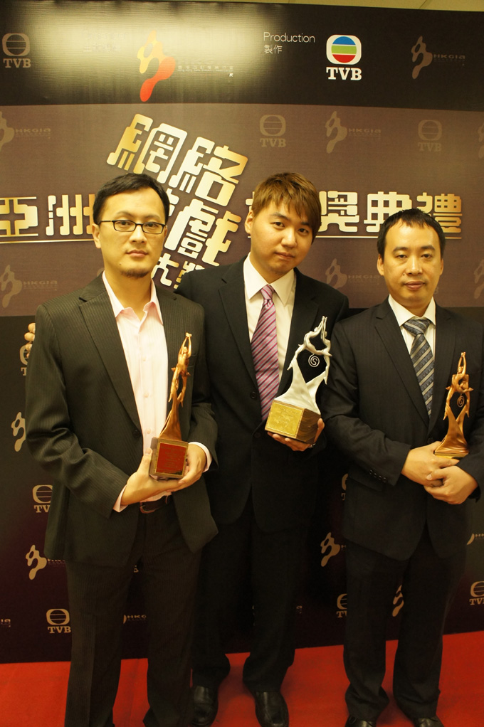 《天子傳奇 Online》榮獲「亞洲網絡遊戲大獎」四項殊榮!遊戲總監莊凱雄(中)、遊戲製作人何祖嘯(左)及<br />
中華網龍香港辦事處產品行銷經理賴漢杰(右)共同上台領獎。