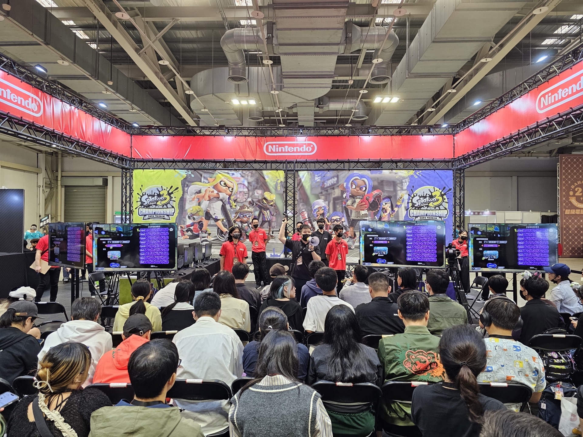 任天堂攤位上的預賽吸引了大批現場觀眾駐足,也有不少人是特地前來應援 image