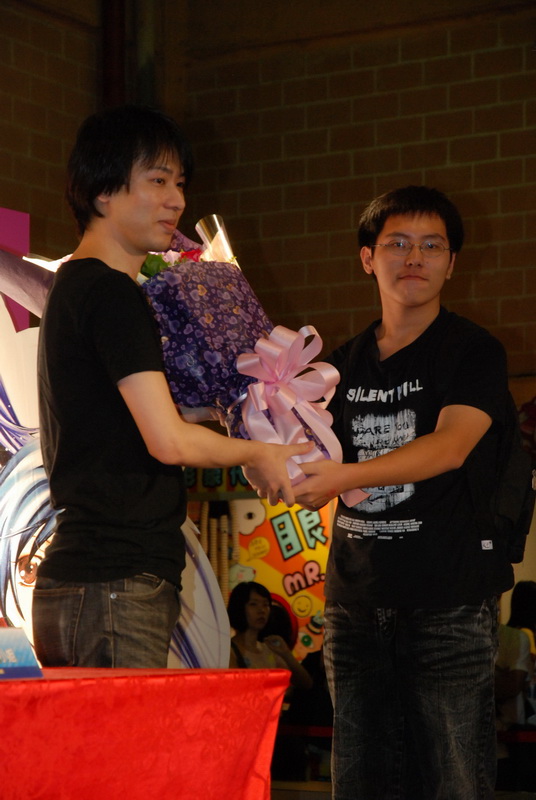 接受讀者獻花的瀨尾公治