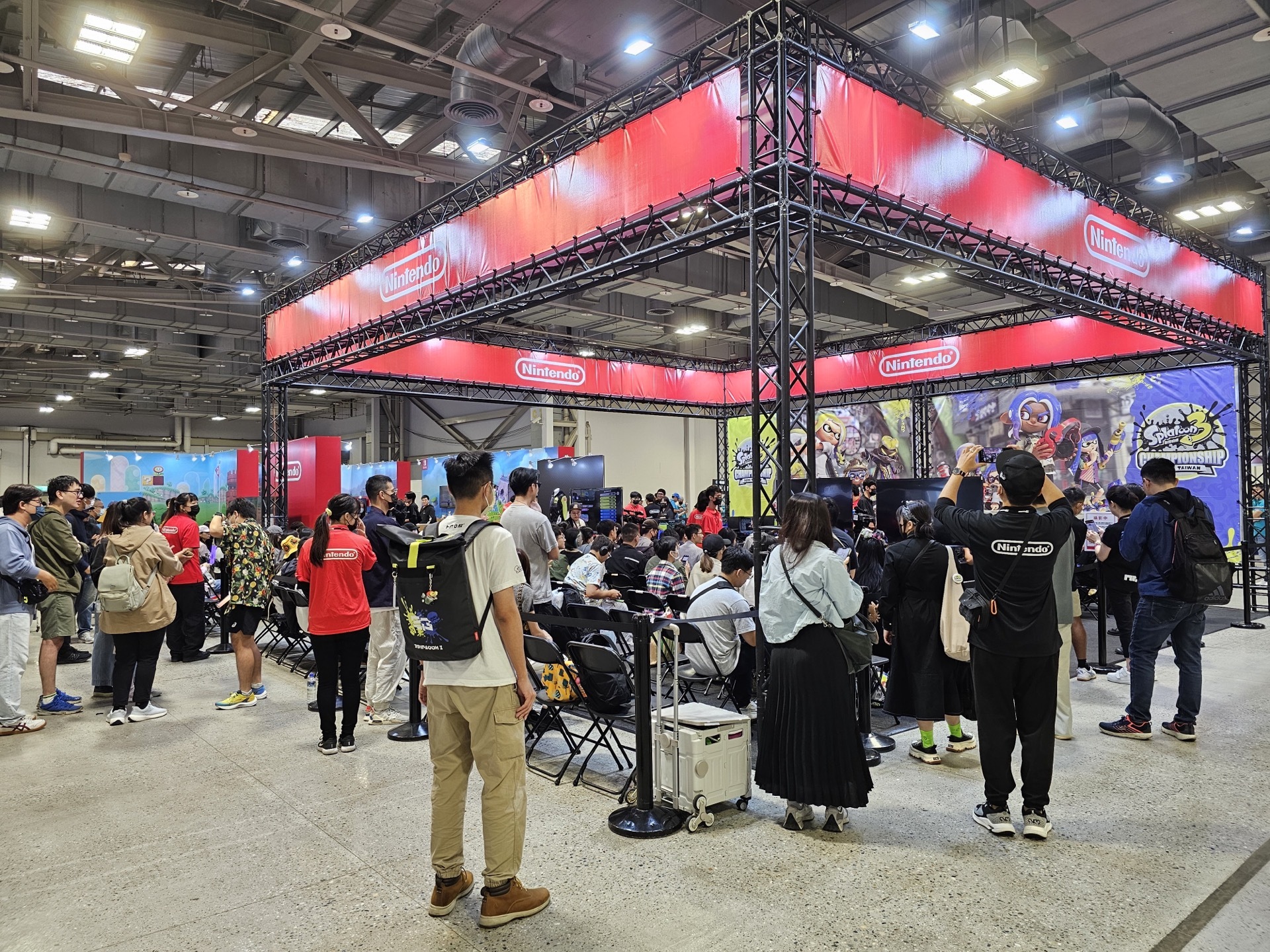 任天堂攤位上的預賽吸引了大批現場觀眾駐足,也有不少人是特地前來應援 image