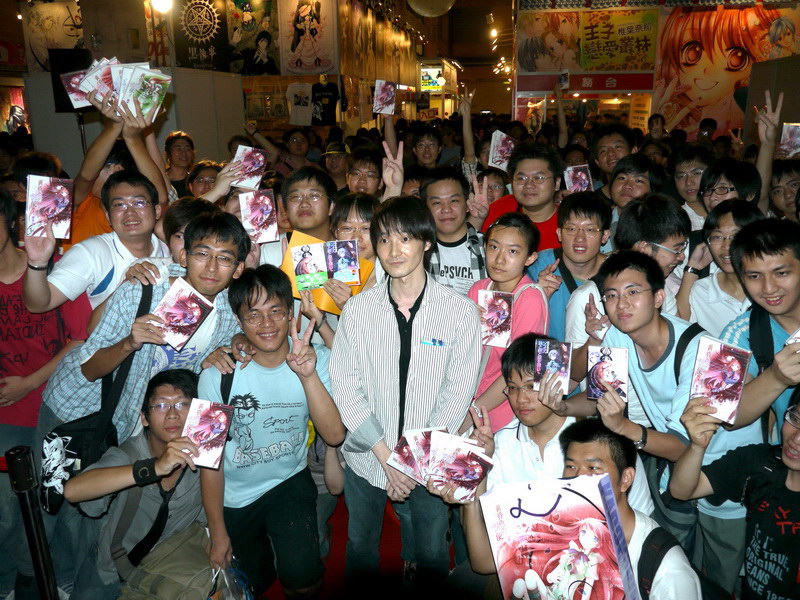 細音啟與熱情書迷合影