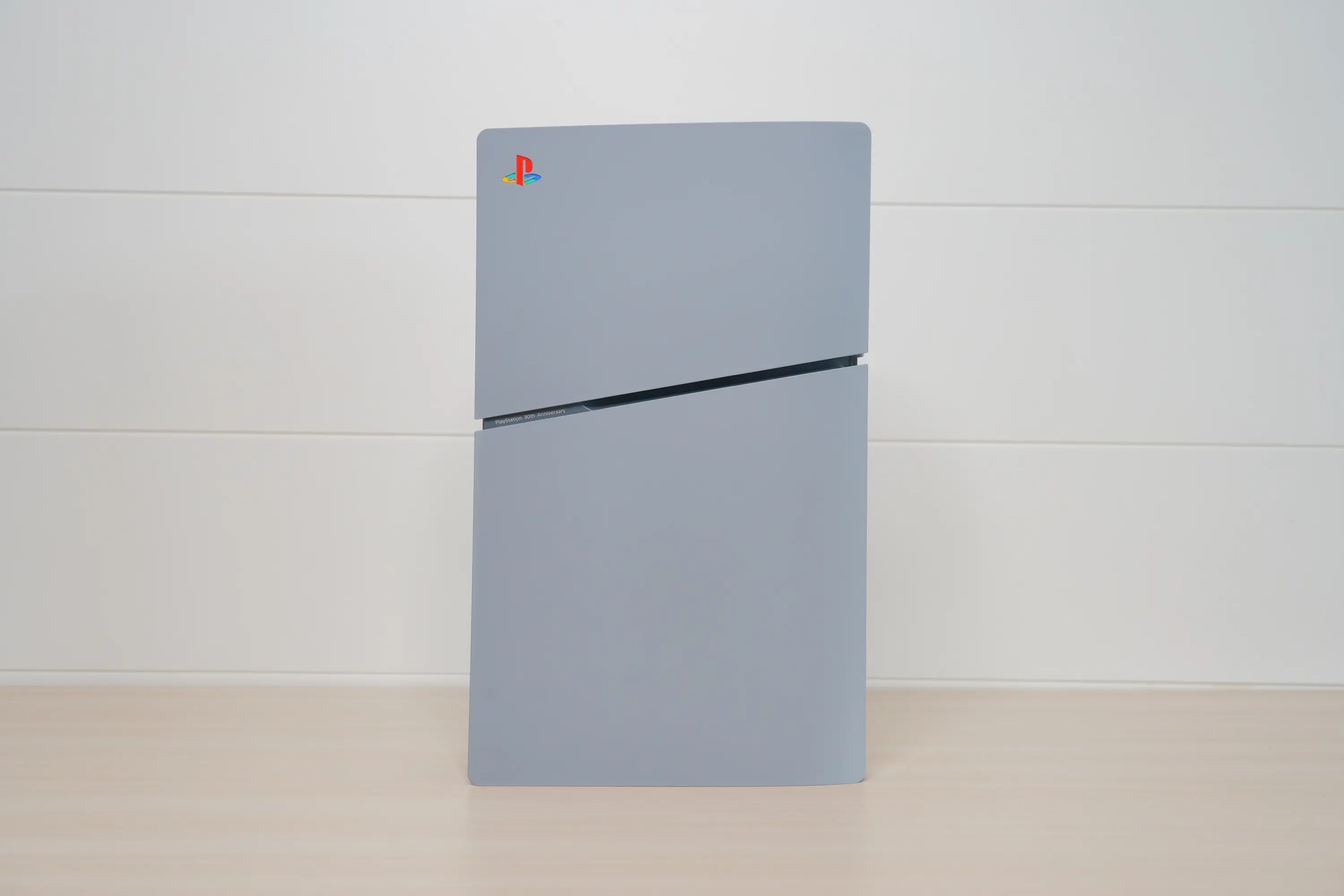 30 周年特別設計的 PS5 數位版主機現身!採用了初代 PlayStation 主機的灰色配色 image