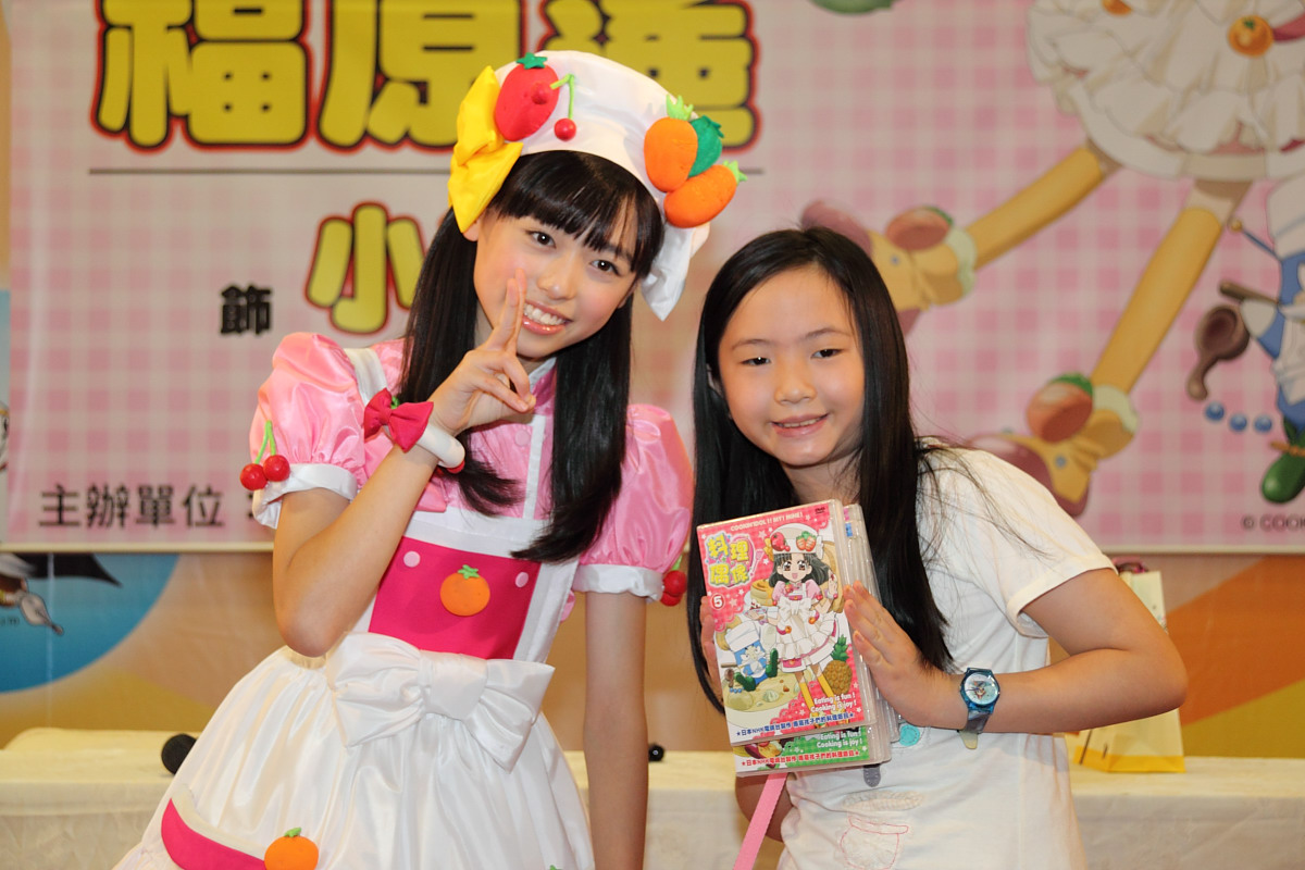 與優勝的小女生合照