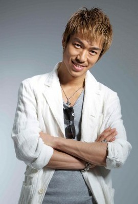 AKIRA飾演鬼塚英吉