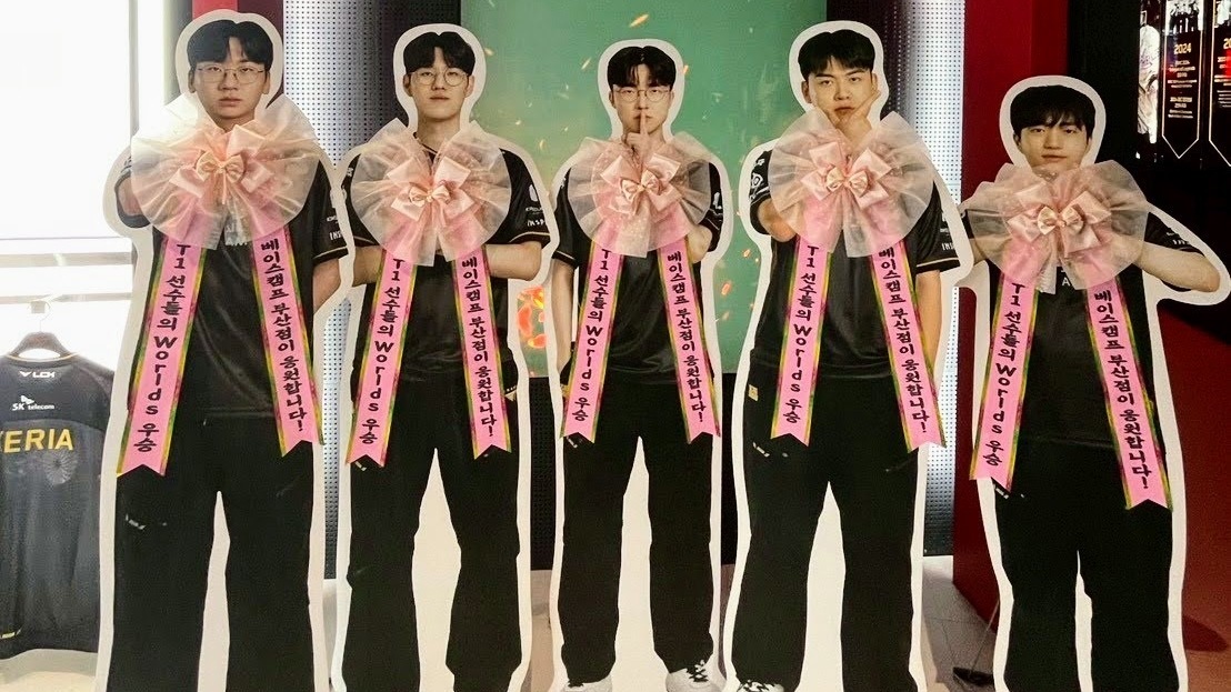 《英雄联盟》T1 BASE CAMP 釜山现场开箱 展出 DOFGK 丰富周边、夺冠立牌及人生四格拍贴机