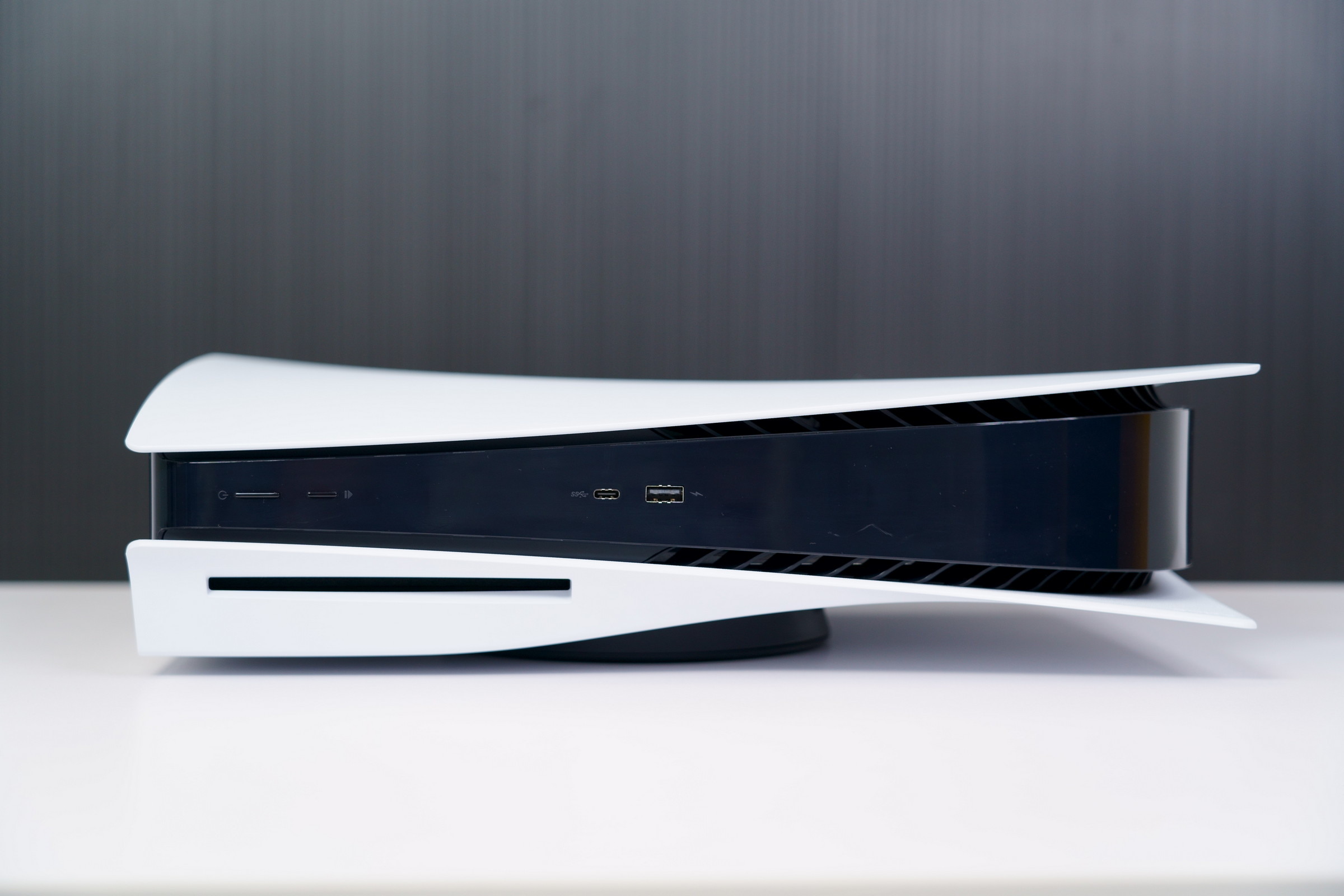 PS5 主機橫放時的模樣,高度還好,但寬度要注意一下 image