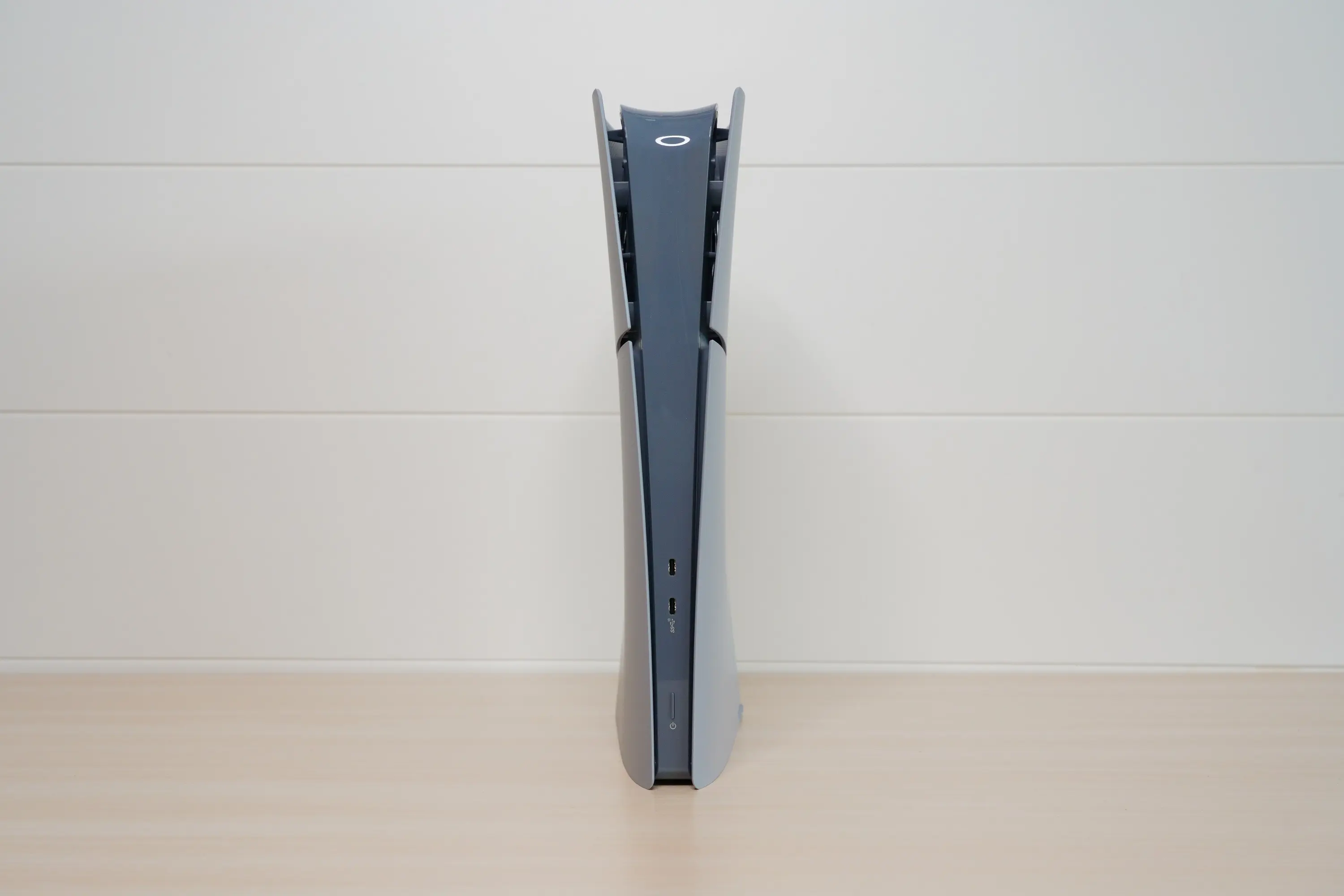 這款 30 周年紀念的 PS5 數位版主機不只是護蓋採用了特別設計,連主機本體都採用有別於標準版的灰色材質 image