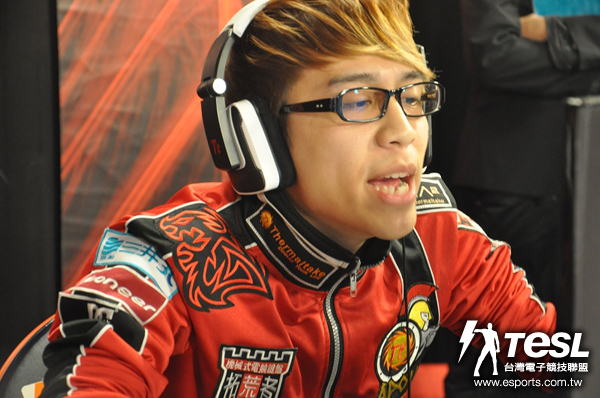 曜越太陽神隊長Eros(莊仁傑)眼見樂陞鋼鐵人退回消防局,立刻繞至後方來記一打三