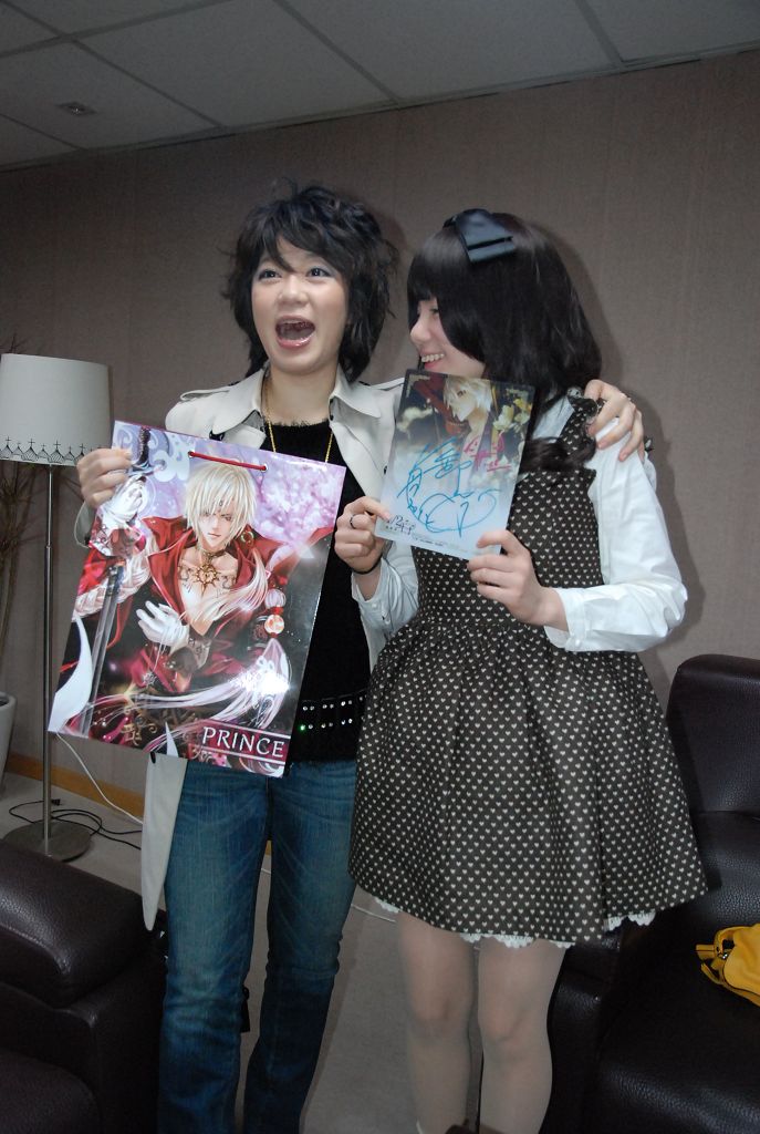 在後台也打鬧成一片