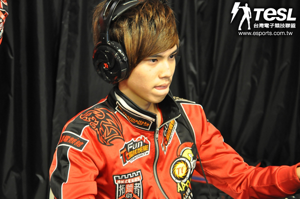 想轉飛螳扭轉戰局的AK,卻被對方抓住了空檔而和JoJo以相同的方式落敗