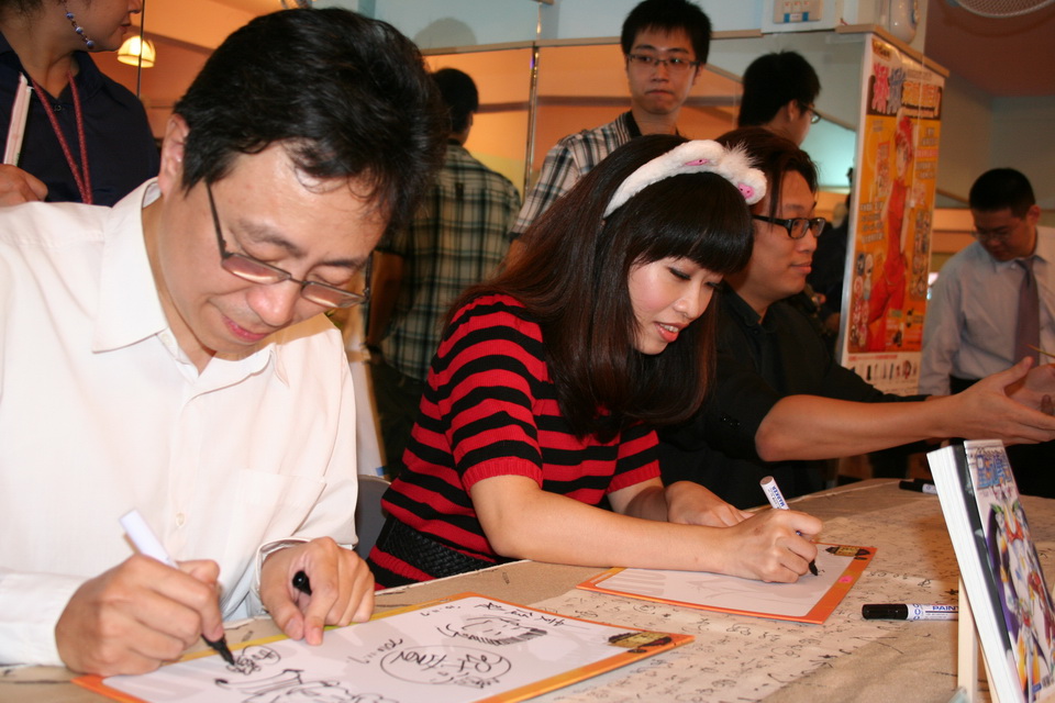 簽名會進行中,左起漫畫家周顯宗、小威、黃俊維