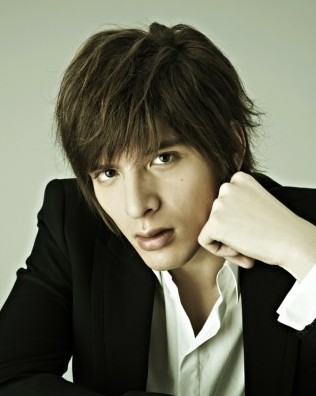 城田優飾演彈間龍二