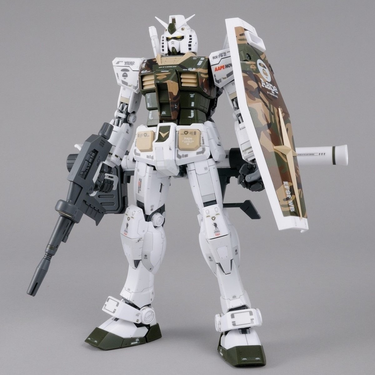 模型】萬代《機動戰士鋼彈》A BATHING APE 聯名合作款2 月9 日展開預購
