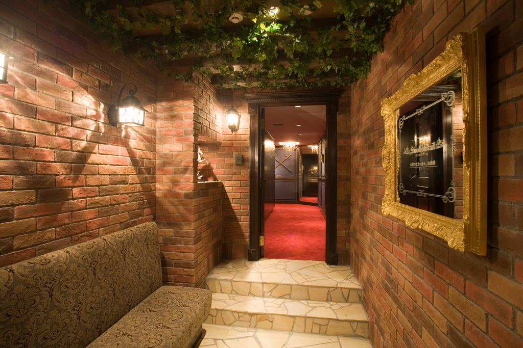 走下樓梯後會請客人們先在這裡稍作等待,之後才真正要進入店內的玄關