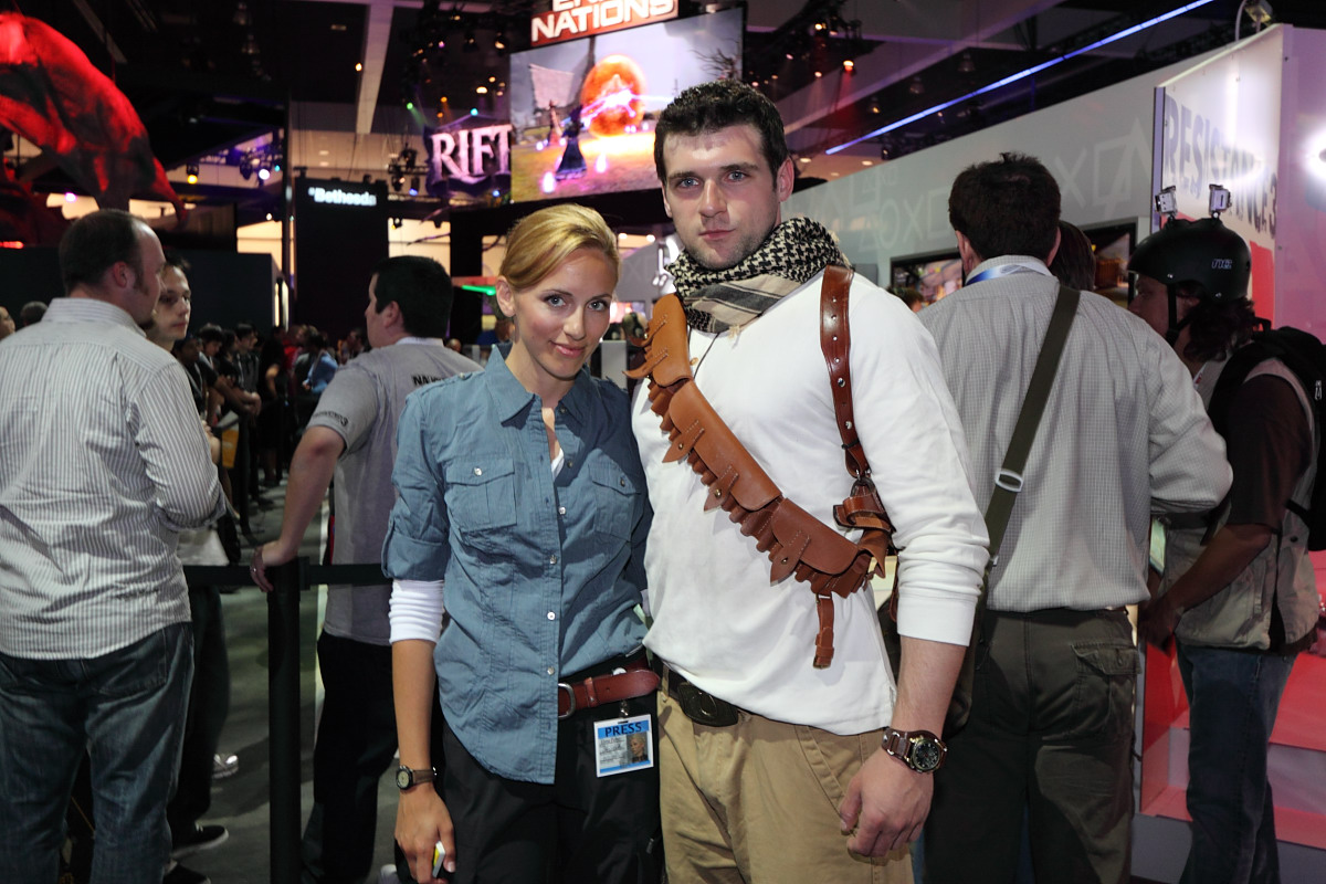 打扮成《秘境探險》男女主角的工作人員