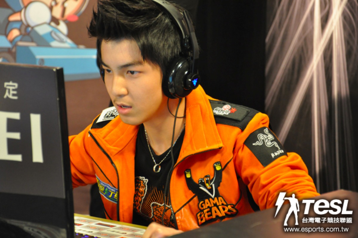 「200%的男人」SJ(徐顥璋)獨自深入敵營,雖然和Wiz打成同歸於盡,但成功引爆炸彈