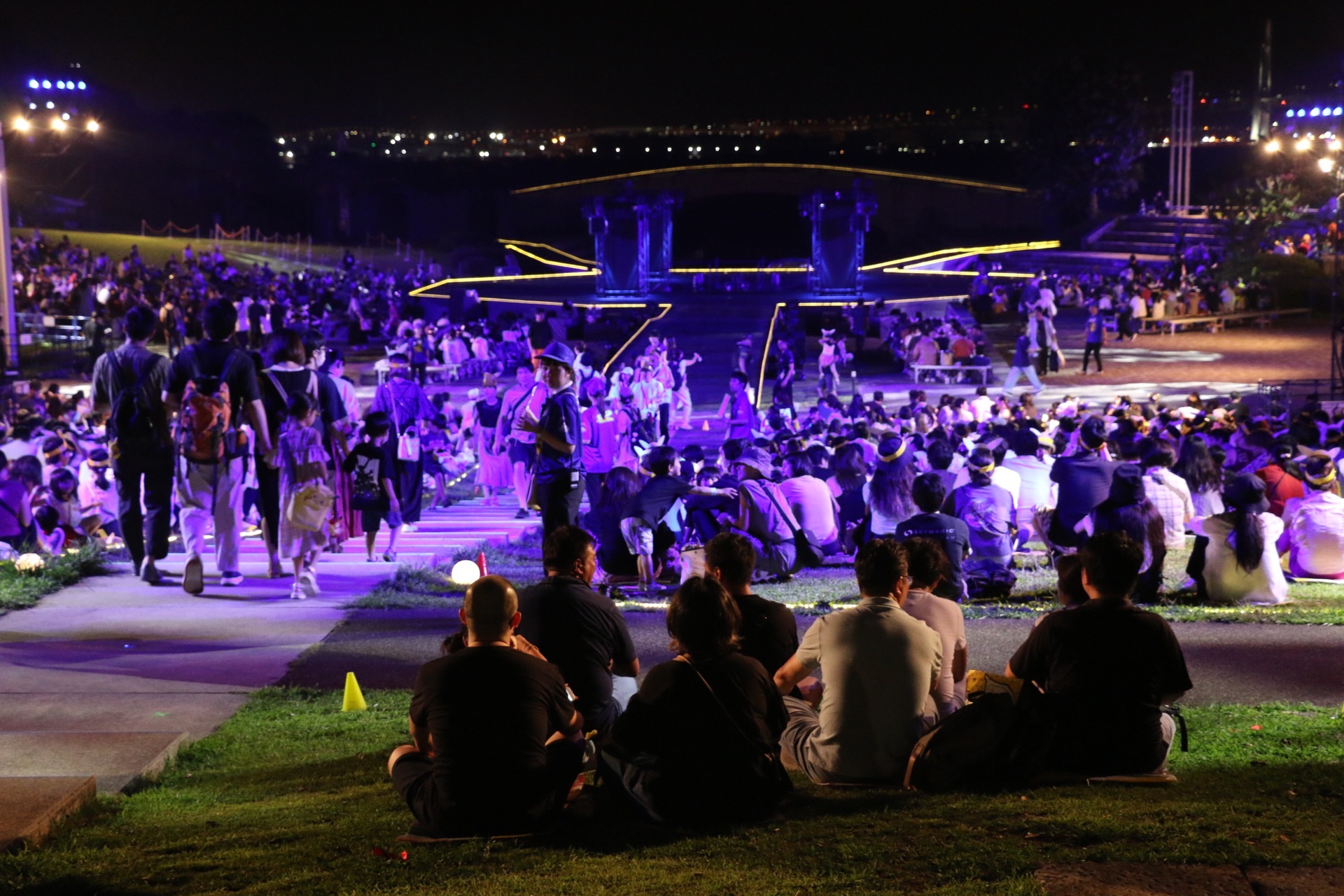 開場前人潮眾多,大家用主辦單位發送的塑膠墊席地而坐 image