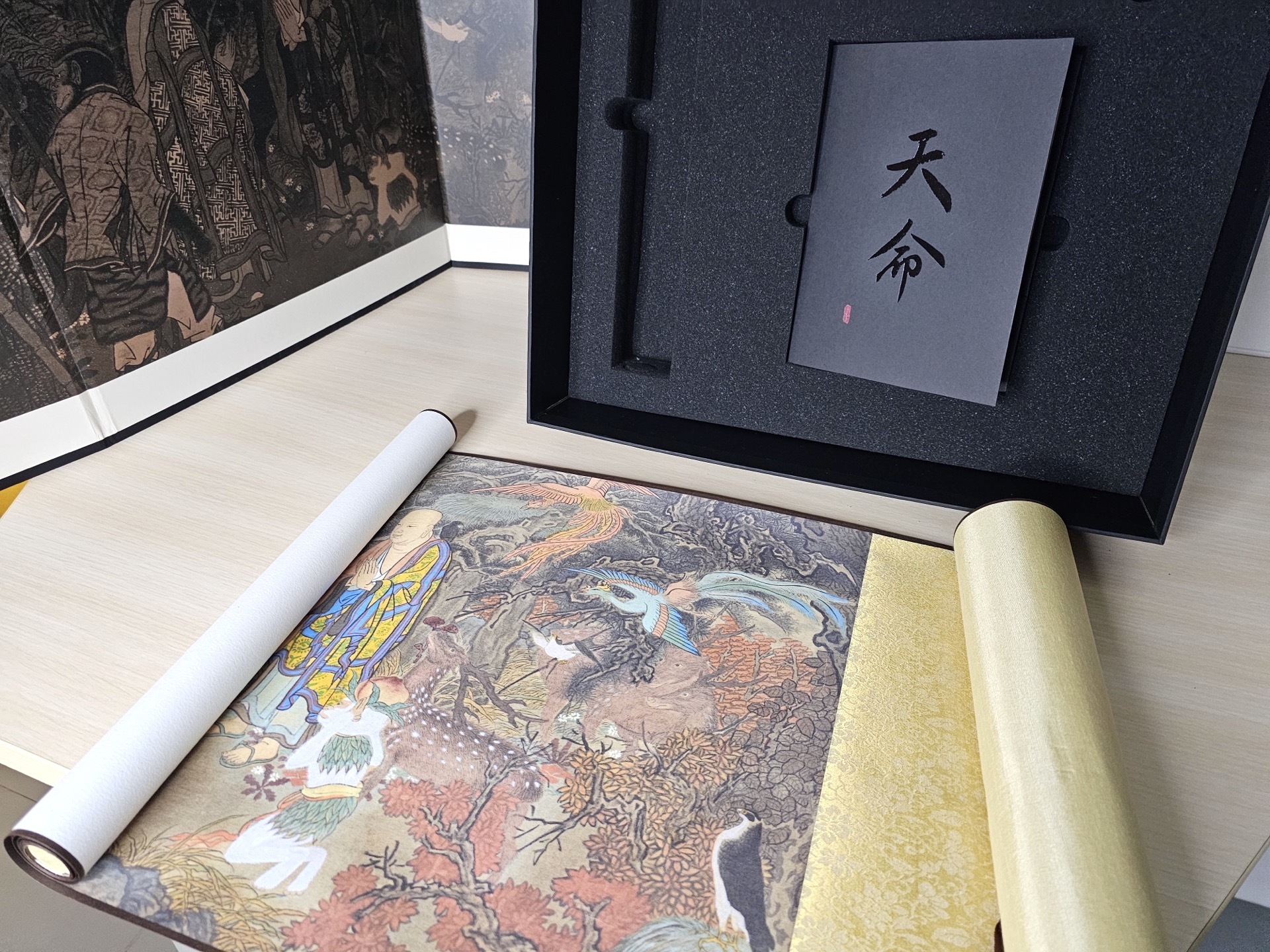 第三層則收納了各式周邊,包括中國郵票、金烏徽章、雷榍戒指與鳳鐸項鍊,還有 “受心經” 畫卷 image