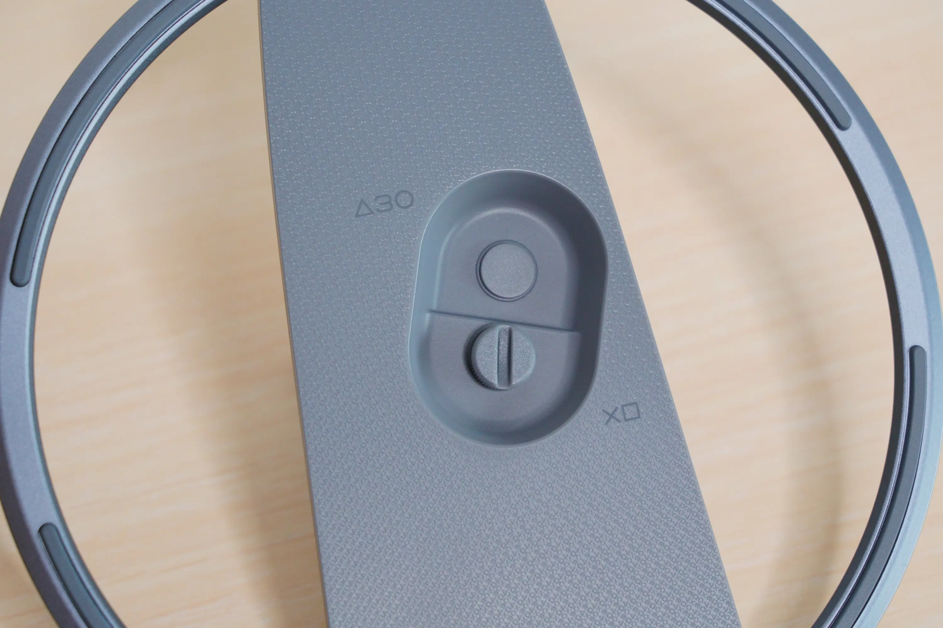 這款套裝直接內附直立架,配色一樣是經典的灰色,還加上了 30 周年紀念的標誌 image