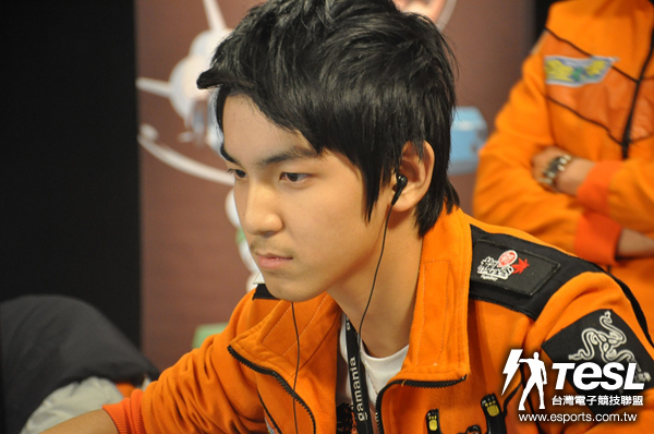 SJ(徐顥璋)和索爾(廖冠閔)在最後一回合展開包夾,成功將敵軍完全殲滅