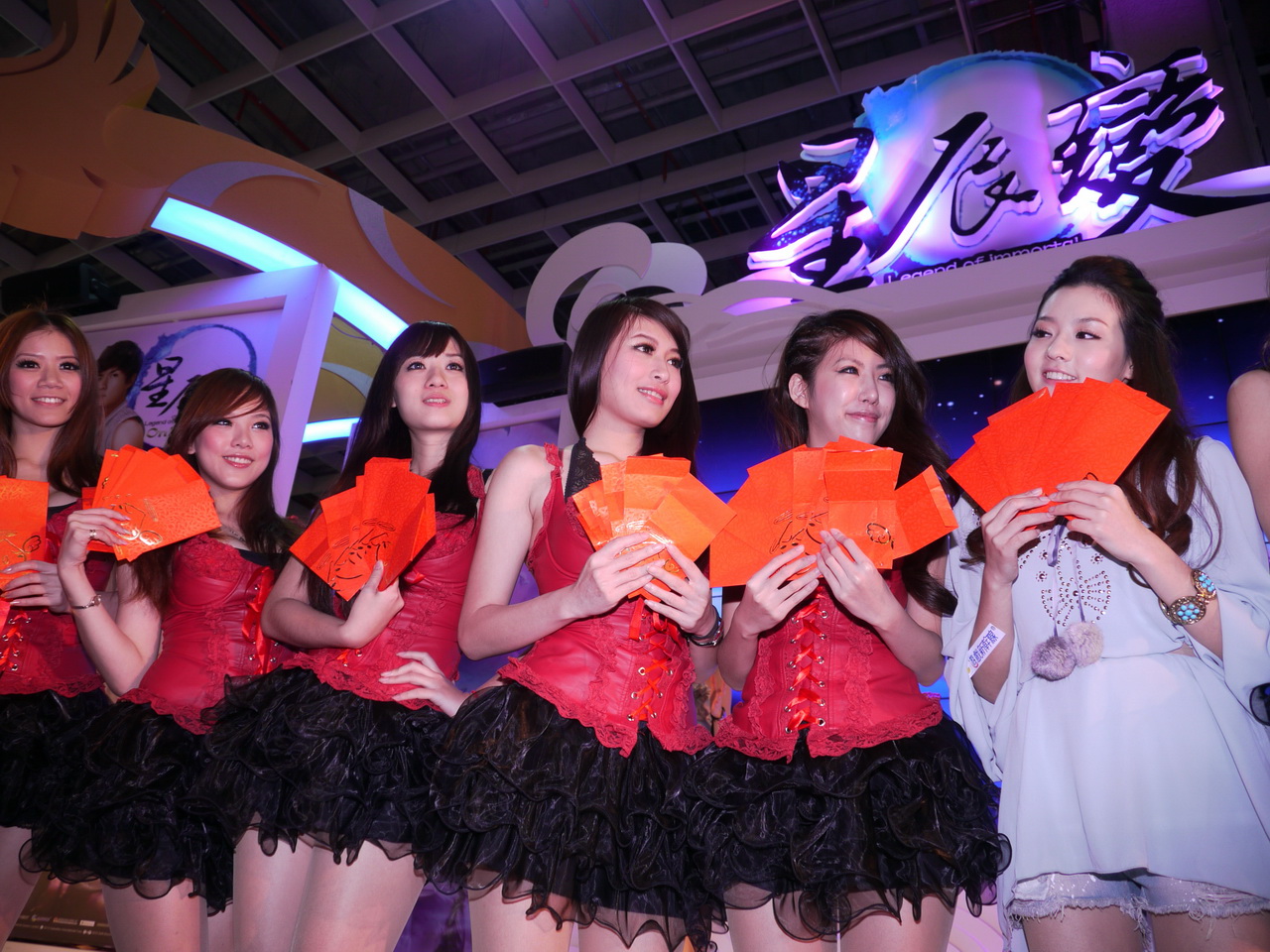 陳語安與 Showgirl 一起給玩家紅包