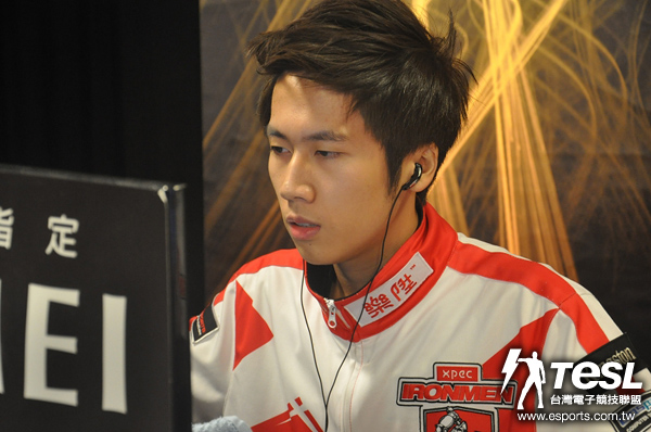 樂陞鋼鐵人上半場幾乎被壓著打,狙擊手Simsn(王丞緯)更自亂陣腳失誤摔死