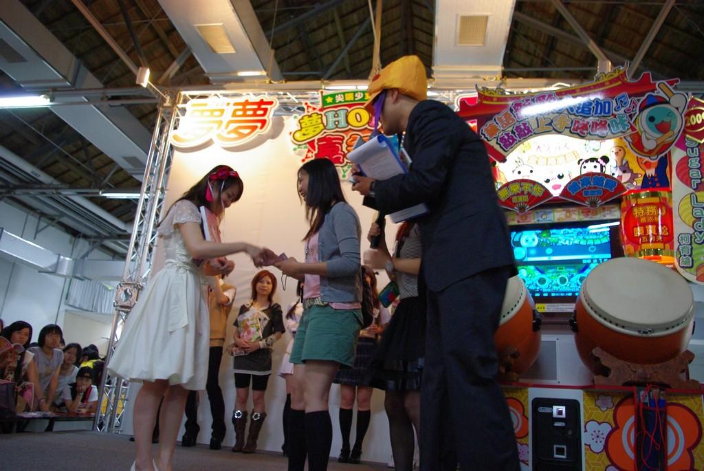 漫畫家林青慧與讀者握手