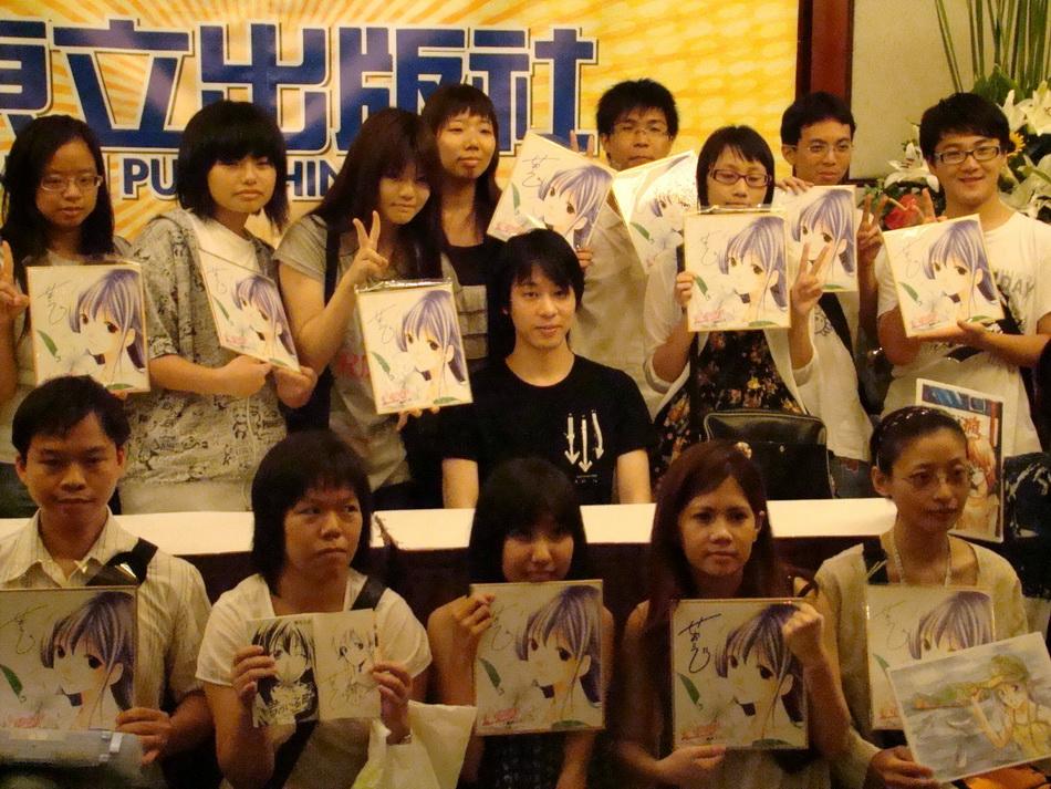 讀者們圍繞著瀨尾公治合影留念