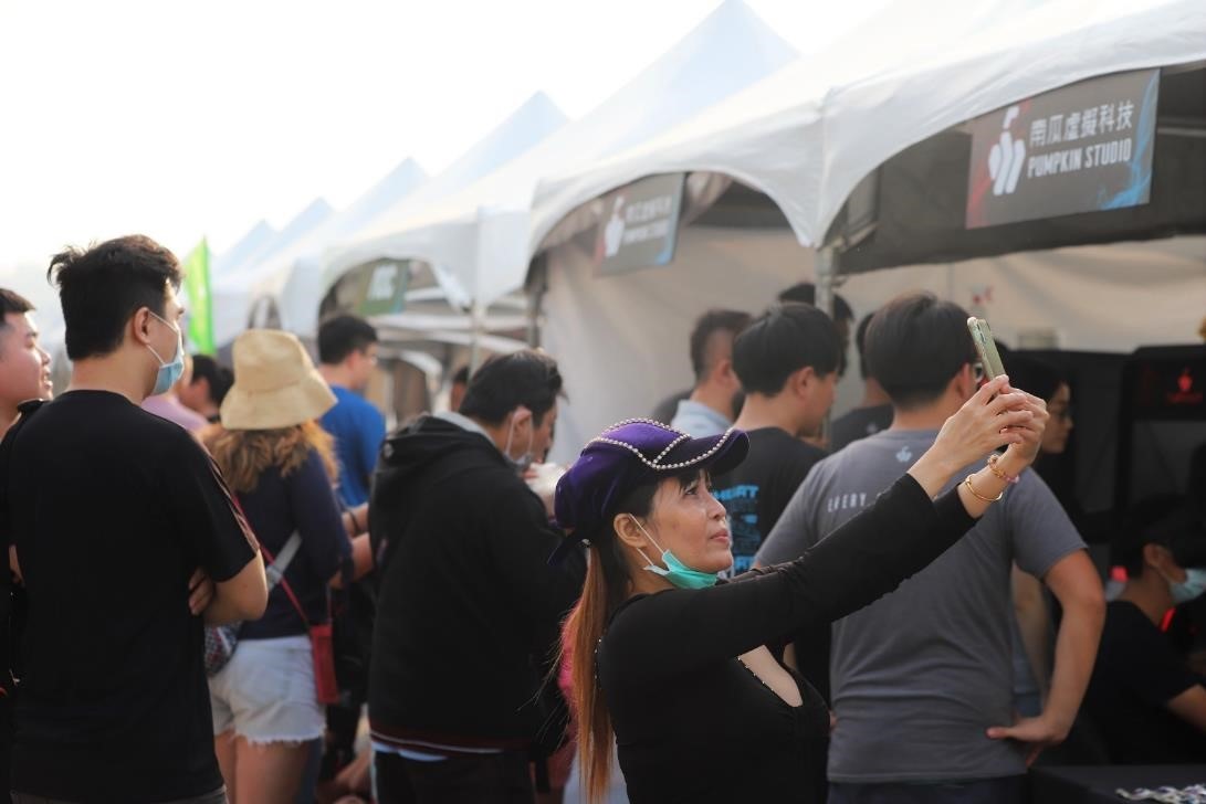 戶外市集吸引大批民眾前往拍照並體驗最新的科技設備 image