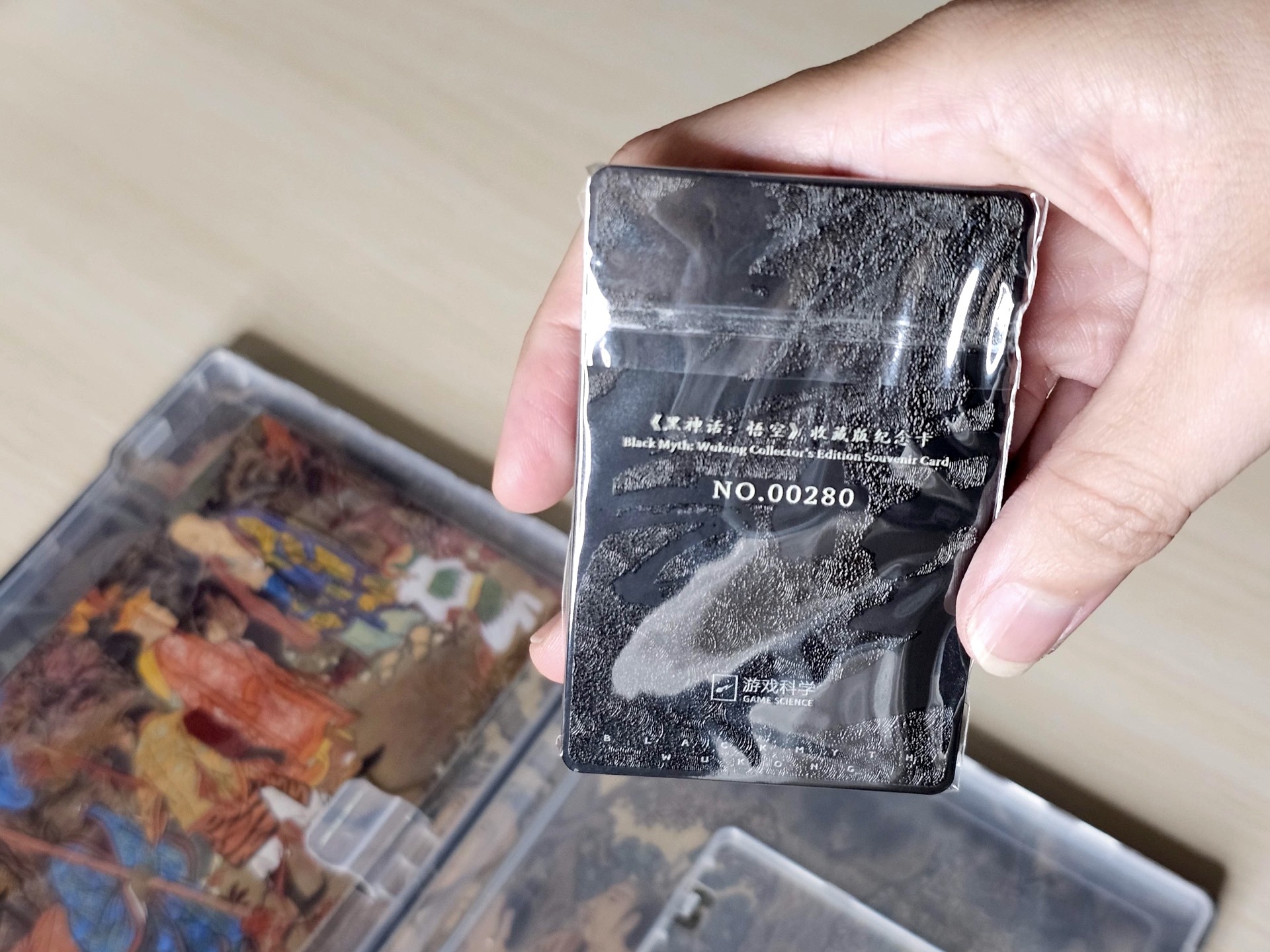 隨盒附贈的還有《受心經》明信片和專屬編號金屬收藏卡,增添價值與紀念意義 image