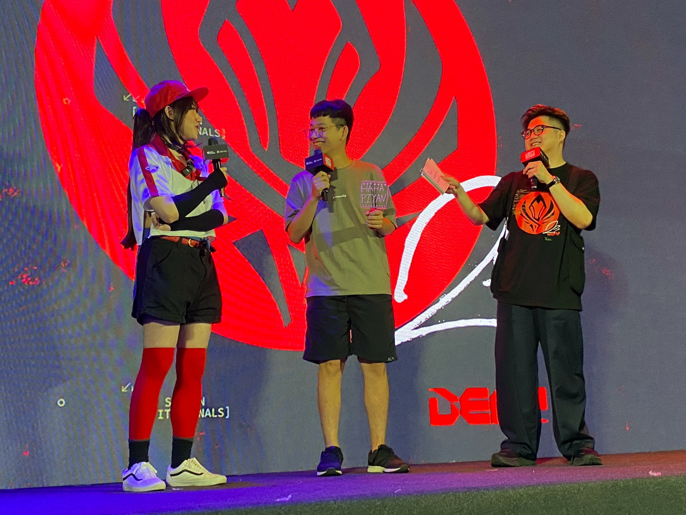 小亮化身遊戲角色希維爾「披薩外送員」造型與玩家同樂 image