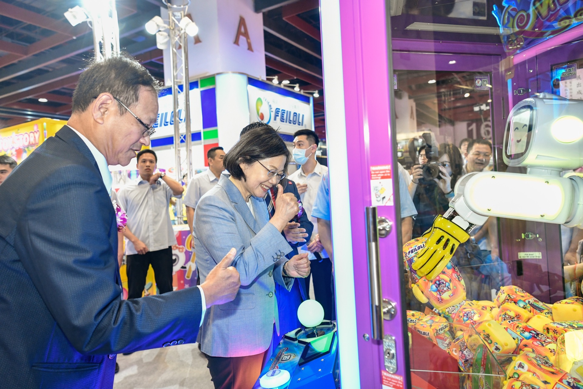 蔡英文至國內廠商飛絡力(圖6-1)、鈊象電子(圖6-2)與寶凱電子(圖6-3)攤位體驗國人自製研發的最新娃娃機、體感遊戲機等新產品 image