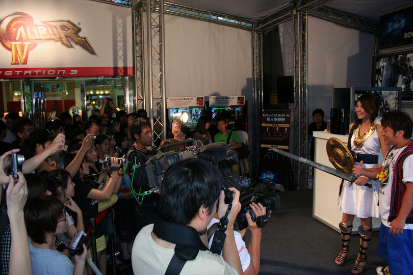 引來許多民眾圍觀拍照