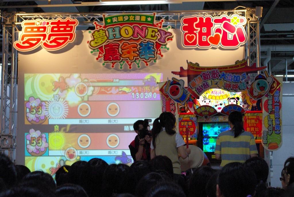 現場觀眾與漫畫家們競賽電玩