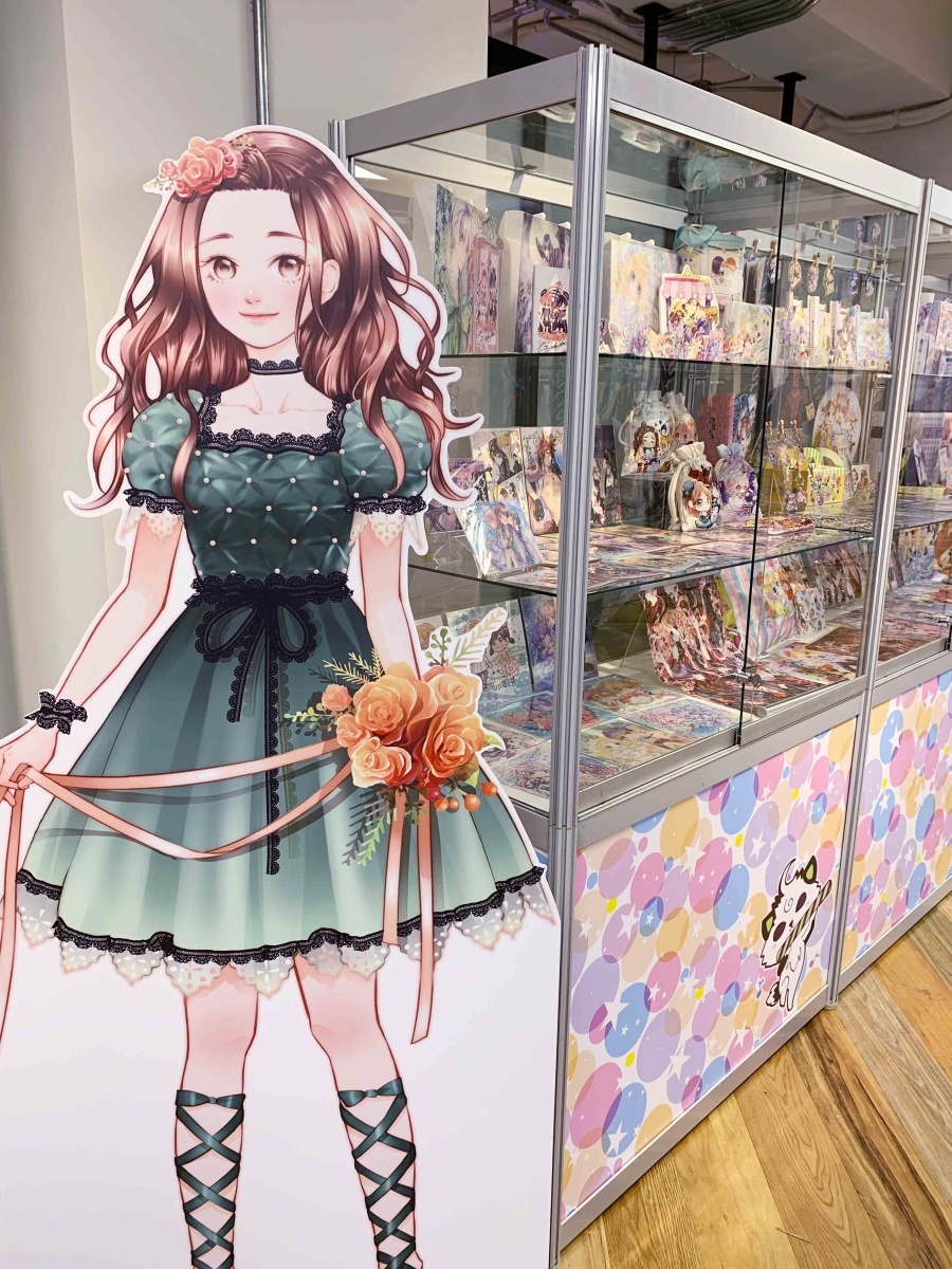 現場有歷年精品暨簽名板展示,處處都有角色立牌可以合照 image