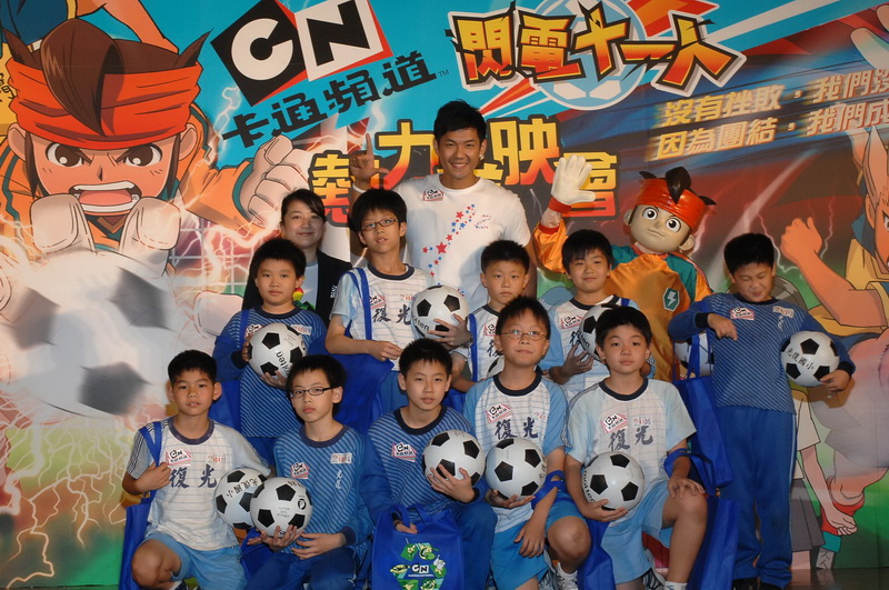 黑人陳建州、圓堂守與光復國小同學合影