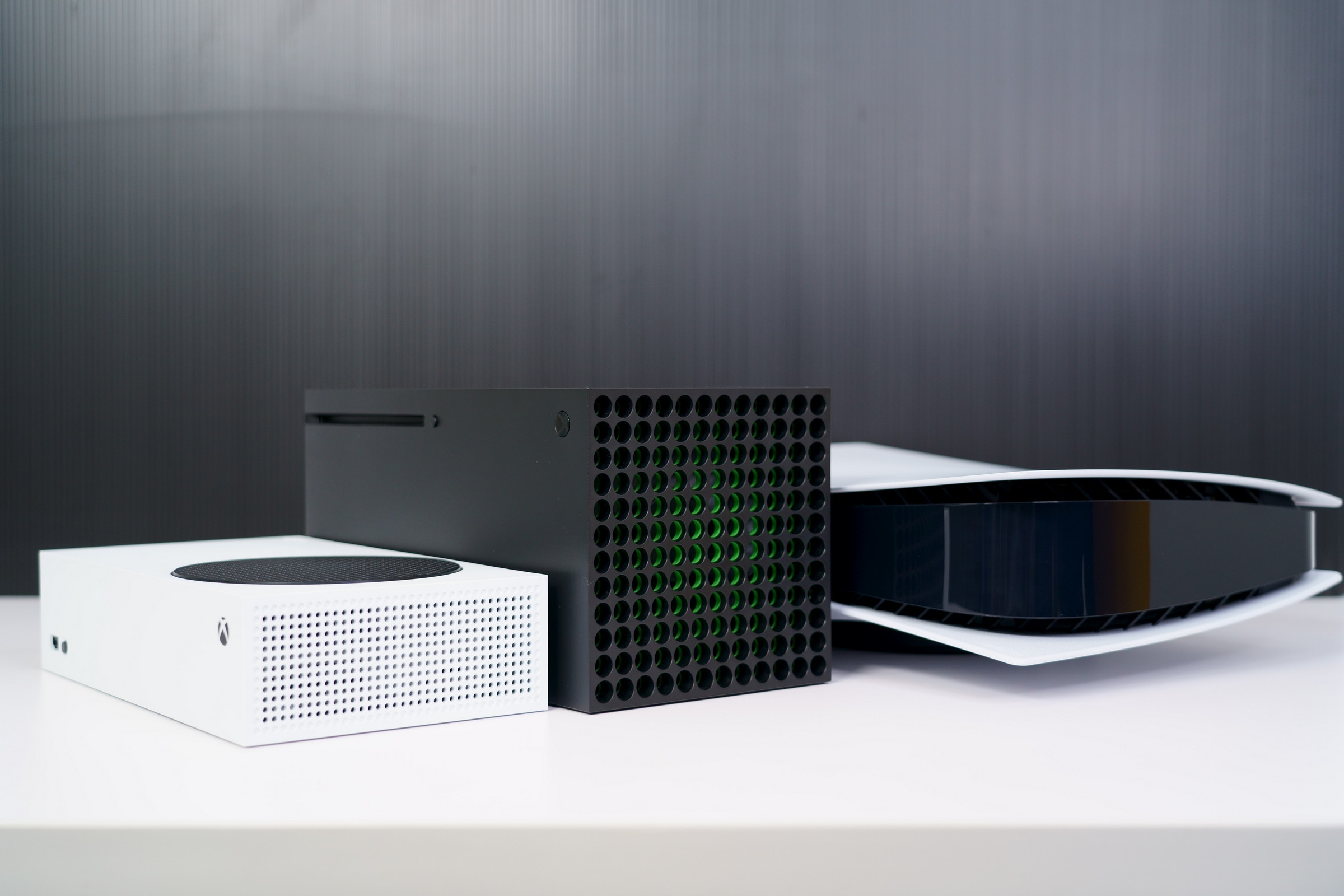 不過 Xbox Series X 的厚度就比 PS5 大上一截,橫放時可能要留意一下電視櫃的高度 image