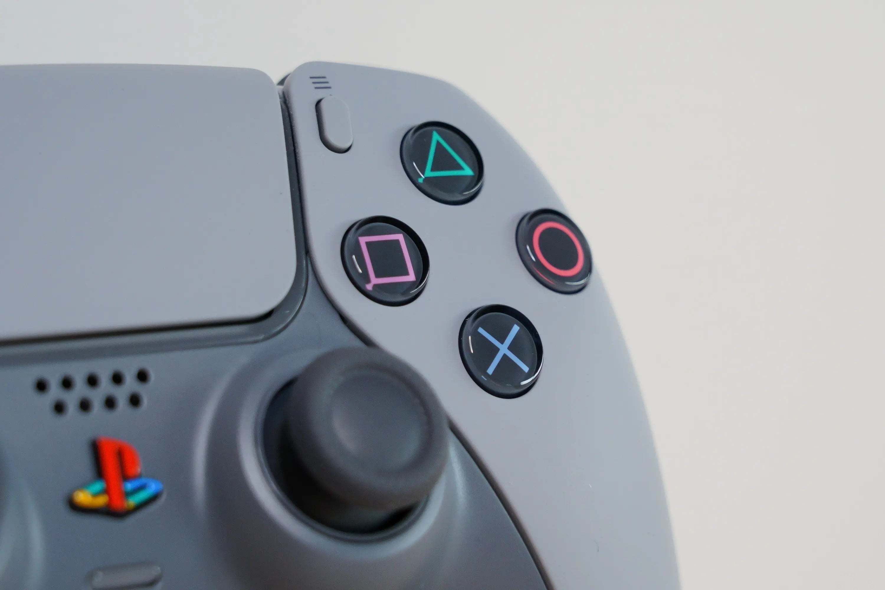 控制器的△◯✕☐鈕與 PS 鈕都還原了當年的彩色設計,編輯個人很喜歡這個設計,可惜現在都改成單色了 image