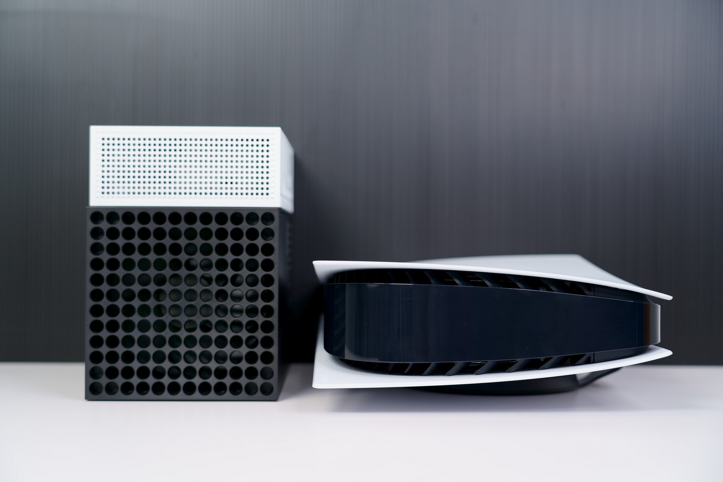 不過 Xbox Series X 的厚度就比 PS5 大上一截,橫放時可能要留意一下電視櫃的高度 image