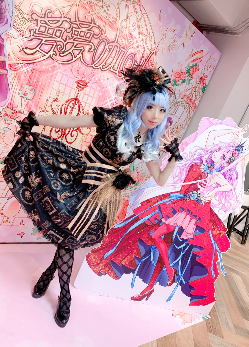 漫畫家陳漢玲跟自己在三樓的立牌合照(左) 二樓的展示區有多樣絕版精品 (右) image