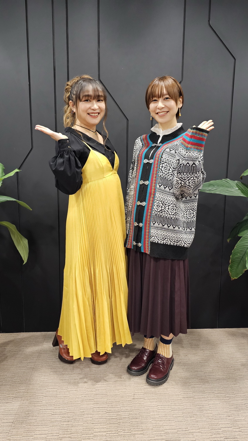 擺出抽牌姿勢的兩位相當熱愛麻將 image