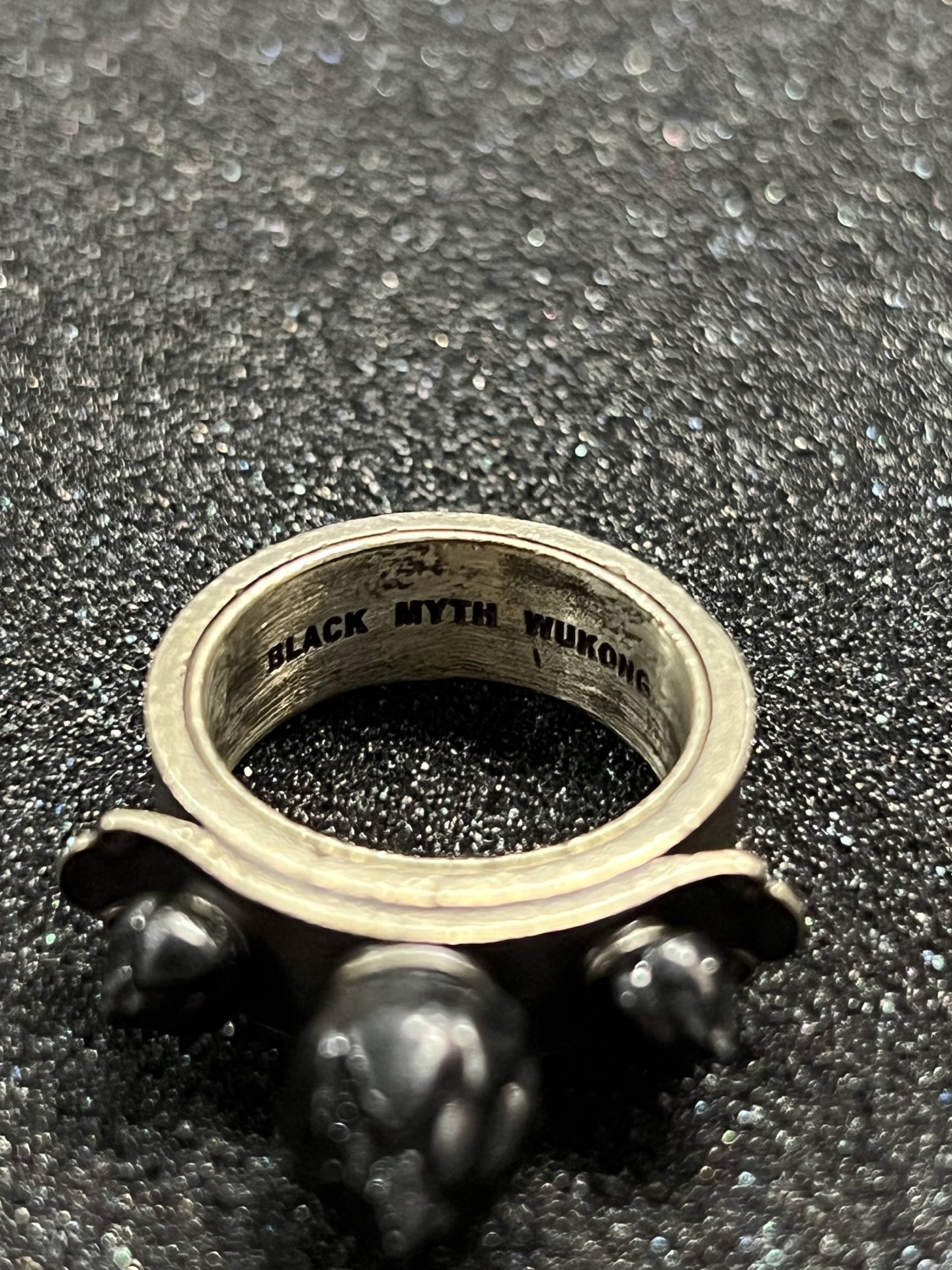 項鍊與戒指上還可以看到細緻的刻印 image