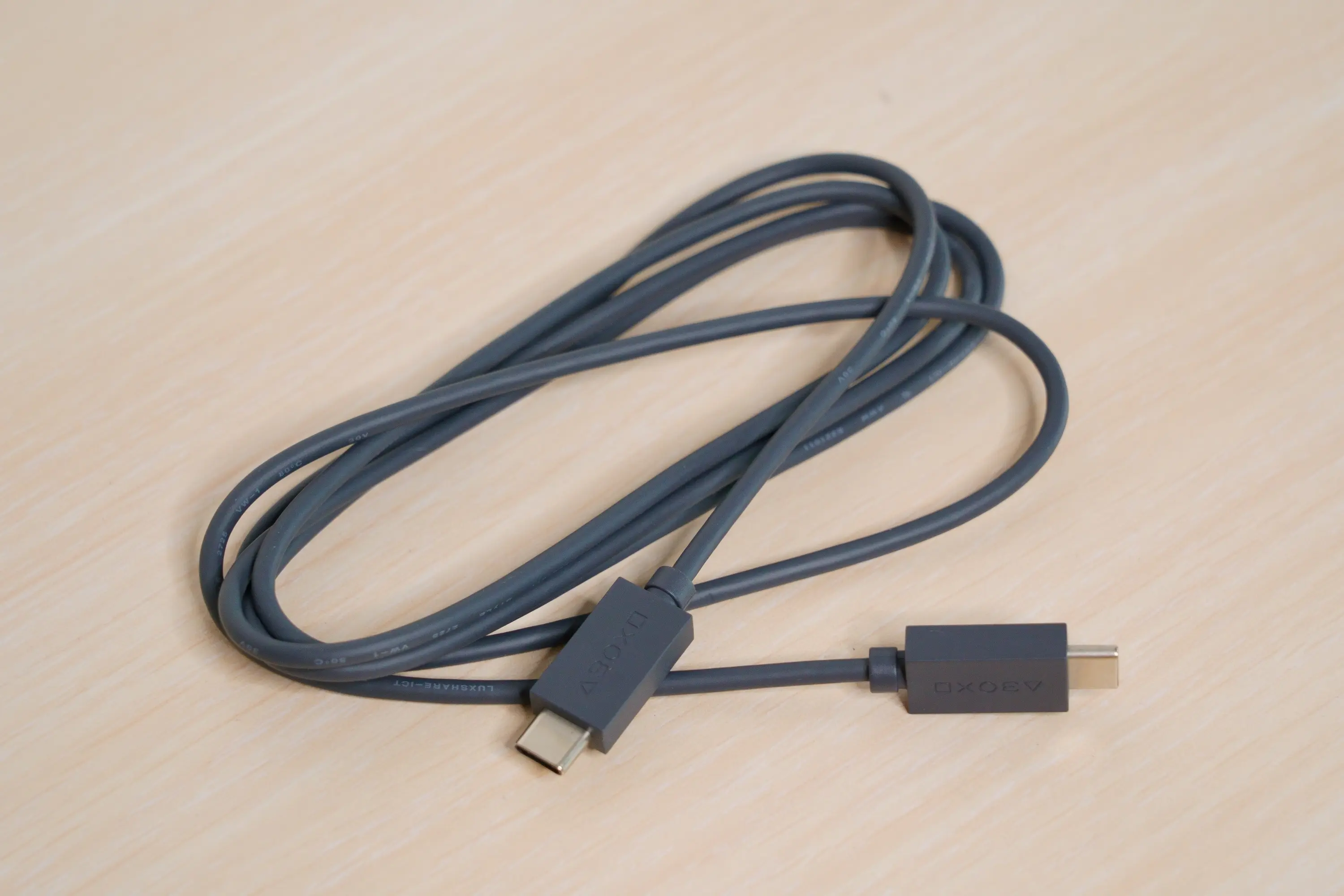 隨附的 USB C 對 C 連接線也大有玄機,配色跟當年的接線一樣是深灰色,接頭上還印有 30 週年紀念標誌 image