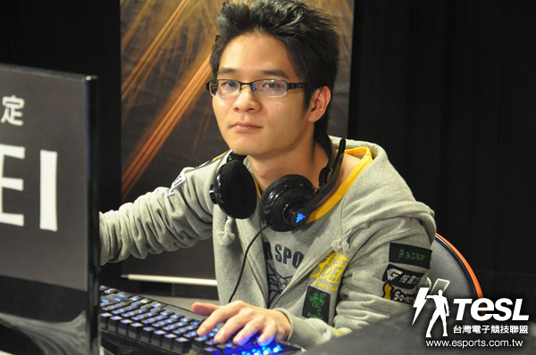 「神帝」Nifi(劉益廷)不愧是前輩,默默地幫wiNs(曹智為)上了神族最好的一課