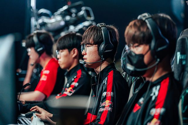 《英雄聯盟》季中邀請賽首日 T1、G2、RNG、DFM 獲勝　PSG 吞首敗《League of Legends》