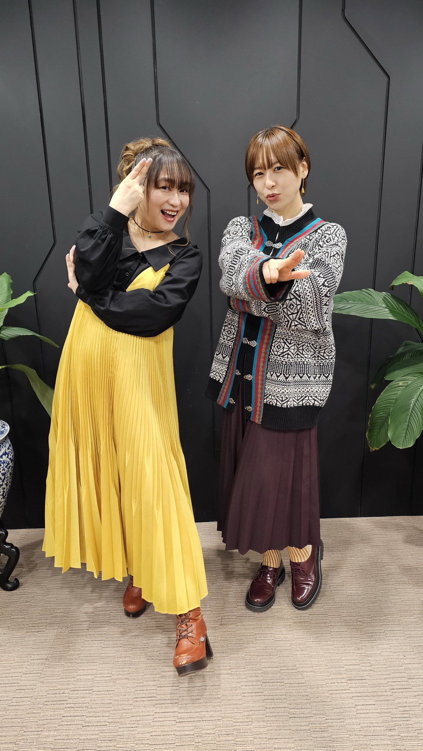 擺出抽牌姿勢的兩位相當熱愛麻將 image