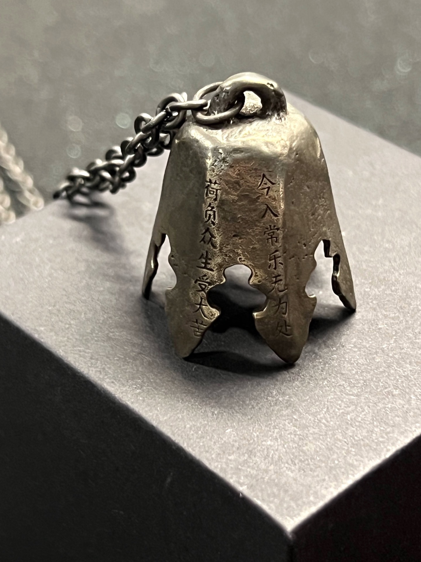 項鍊與戒指上還可以看到細緻的刻印 image